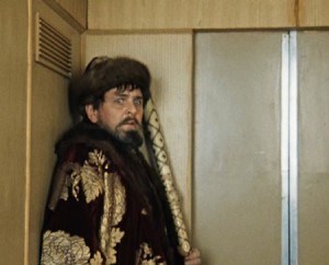 Иван Васильевич застрял в лифте 