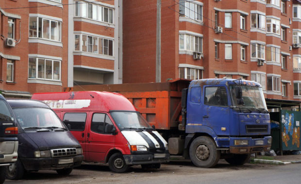 Парковка грузовиков в Лобне