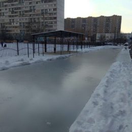 В Лобне заливают первые этой зимой катки под открытым небом