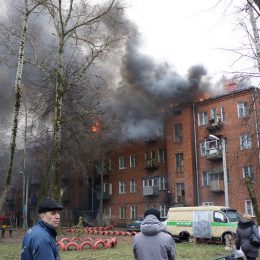 Пожар в Лобне: огонь у себя над головой жильцы сначала услышали