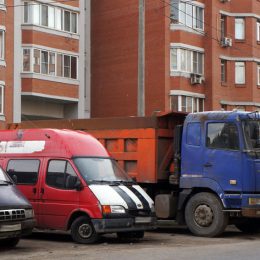 Грузовики во дворах Лобни попали под запрет