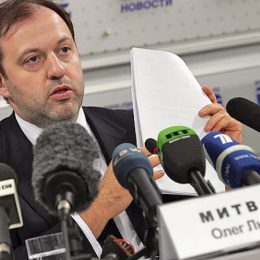 На переезде у Лобни можно купить реплики дорогих швейцарских часов