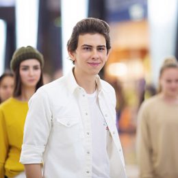 С подачи певца ВладиМира в столичном ТЦ прошел флешмоб в поддержку движения «антихейт»