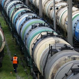 На станции Лобня из цистерны чуть не слили 9 тонн солярки
