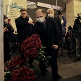 Михаил Романов принял участие в церемонии возложения цветов к памятной доске жертвам теракта в петербургском метрополитене
