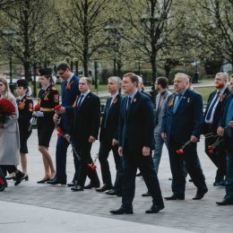В торжественной церемонии возложения венков к Могиле Неизвестного Солдата в Москве принял участие Михаил Романов