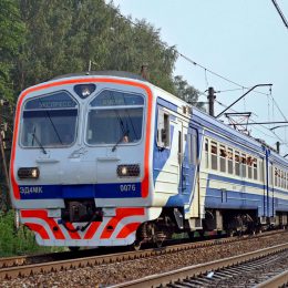 Причиной утреннего сбоя в движении электричек стал оборванный провод