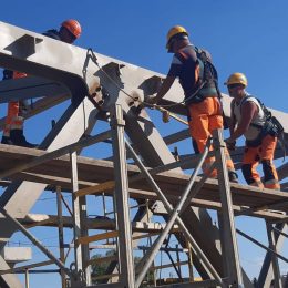 Продолжается строительство моста через реку Мещериху
