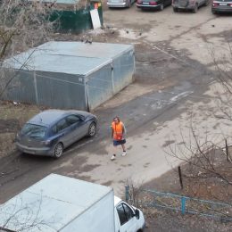 В Лобне работает дворник, принципиально не носящий штанов