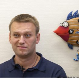 Жители Лобни вызволяют блогера Навального из суда