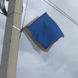 Улицу в Лобне украсили флагами непонятного цвета