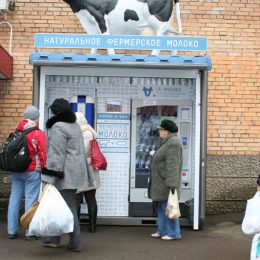 Автомат по продаже молока в Лобне у ТЦ «Олимп»