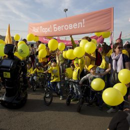 Робот Promobot возглавил колонну праздничного парада в Парке Горького
