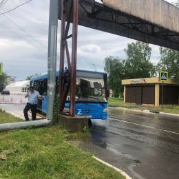 Пассажирский автобус врезался в столб недалеко от детской поликлиники