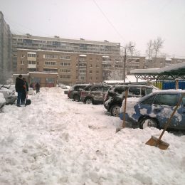 Жители Лобни стихийно и массово вышли на расчистку снега в свои дворы