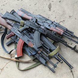 Житель Лобни устроил пальбу из автомата