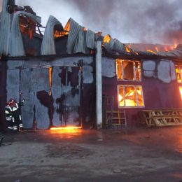 В Лобне сгорел склад и цех по производству мебели