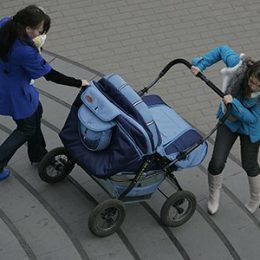 На станции «Лобня» строят новый пандус