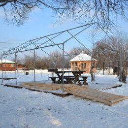 На месте крещенских купаний в Луговой появится ледяной крест с подсветкой