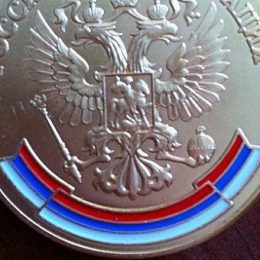 Выпускникам Лобни выдали «правильные» медали