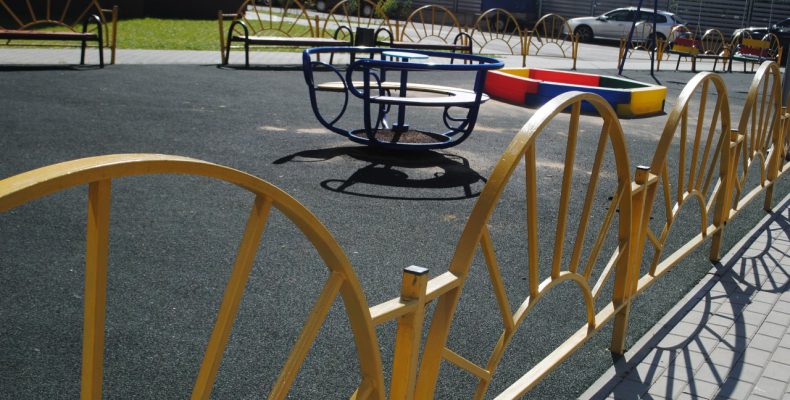 В Лобне вокруг детских площадок установили почти километр новых заборов