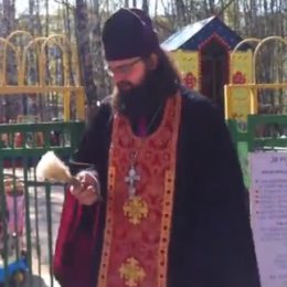 В парке Лобни освятили детский городок