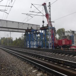 В Лобне начался монтаж пролетов путепровода над железной дорогой в рамках строительства «Северного обхода»