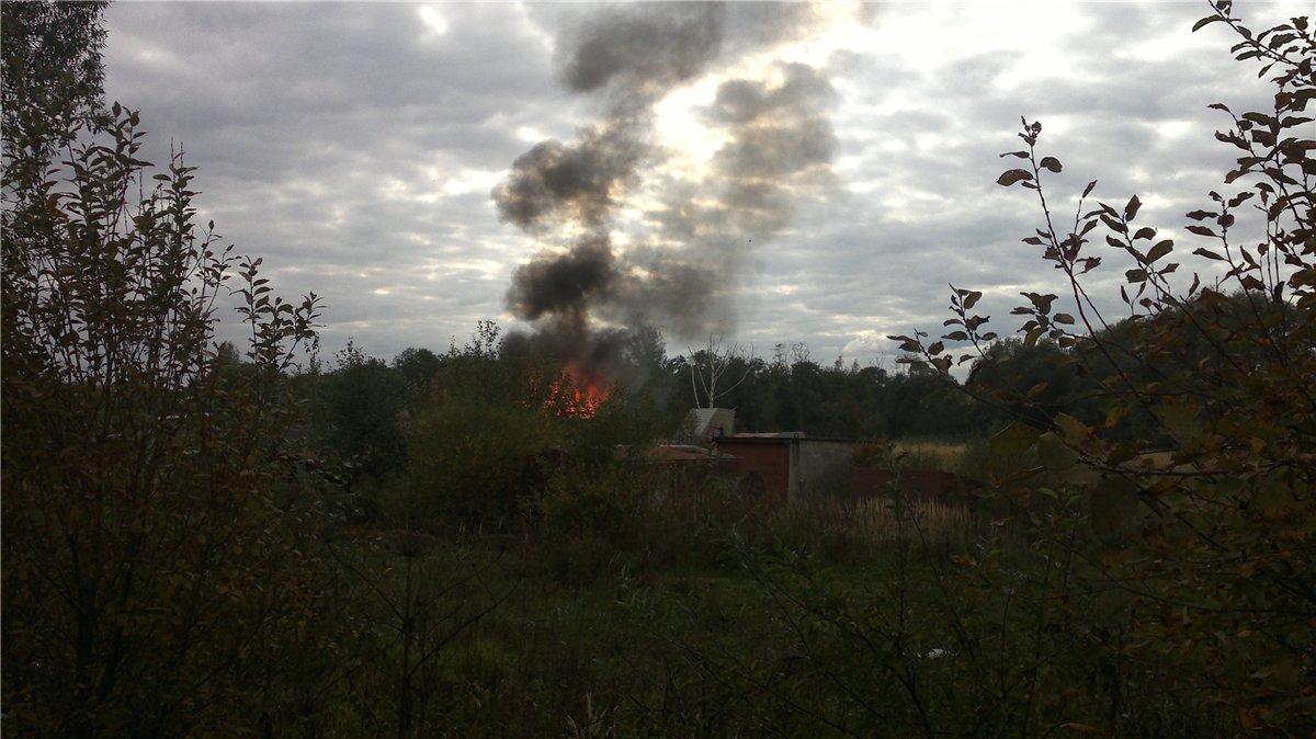 У складов на Красной Поляне загорелся гараж