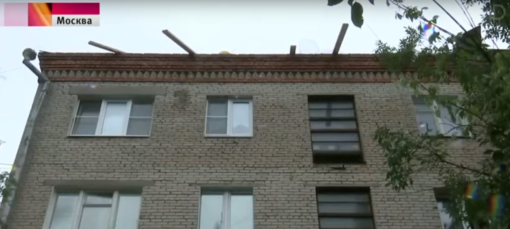 Аномальный ливень затопил дом в Лобне, оказавшийся без крыши из-за ремонта