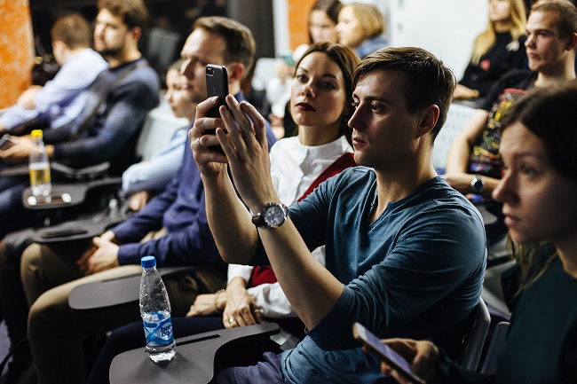 В Академии re:Store состоялась открытая лекция фотографа Глеба Отрадного