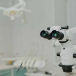 Клиника «Зууб» применяет инновационный инструмент – лечение под микроскопом